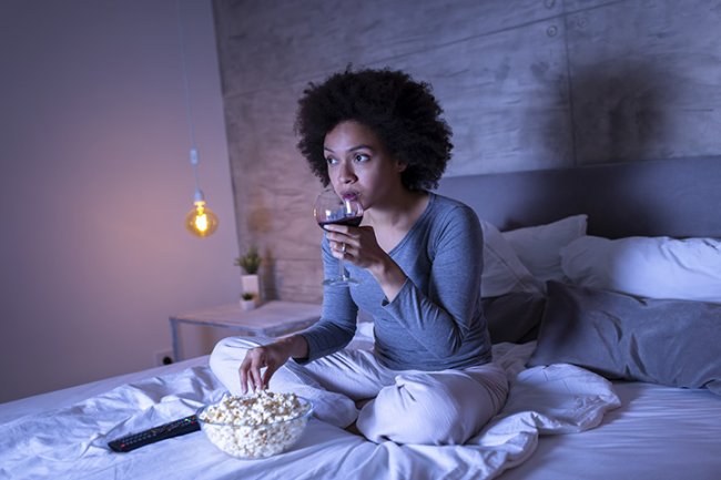 रात में न खाएं ये 8 चीजें – वरना हो सकती हैं गंभीर सेहत संबंधी समस्याएं