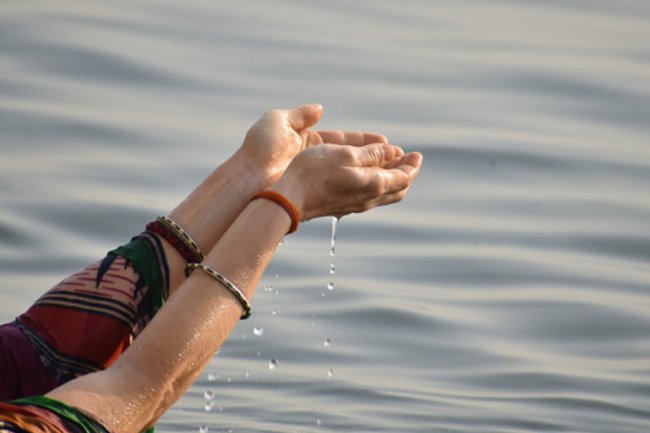 अगर आप के घर में भी है गंगा जल तो जरुर पढ़ें