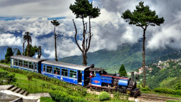 दार्जिलिंग ट्रिप बजट में करनी है प्लान, तो जानें कब और कैसे करें सफर