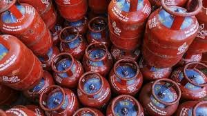 LPG Cylinde Price: ग्राहकों की बल्ले-बल्ले, चुनाव नतीजों से पहले 69.50 रुपए सस्ता हुआ सिलेंडर