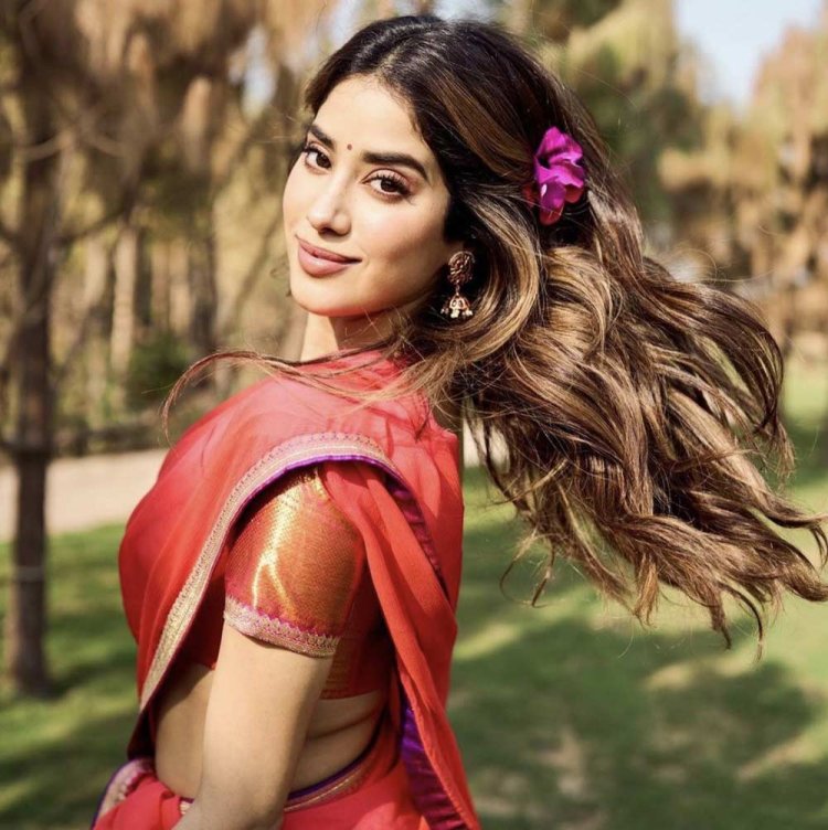 वट सावित्री पूजा में दिखना है सबसे सुंदर तो Janhvi Kapoor के इन साड़ी लुक्स से ले सकती हैं आईडिया