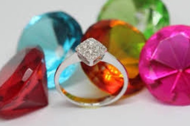 गलत धातु में पहना है रत्न तो नहीं है कोई फायदा, जानें कौन सा रत्न किस धातु में पहनना चाहिए