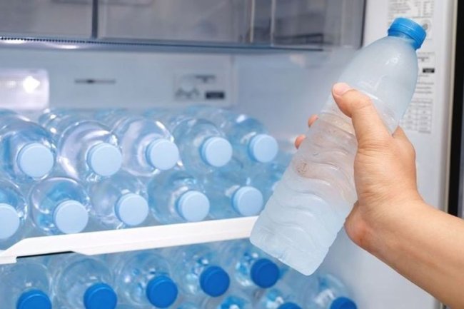 फ्रिज का पानी पीते हैं, तो इसके नुकसान भी जान लीजिए